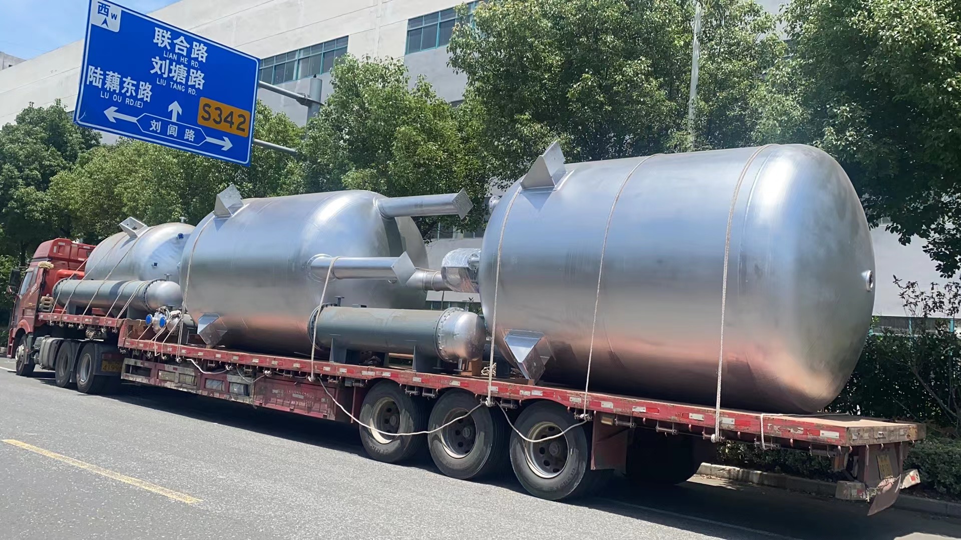 三臺不銹鋼反應釜，六臺列管冷凝器發往江西